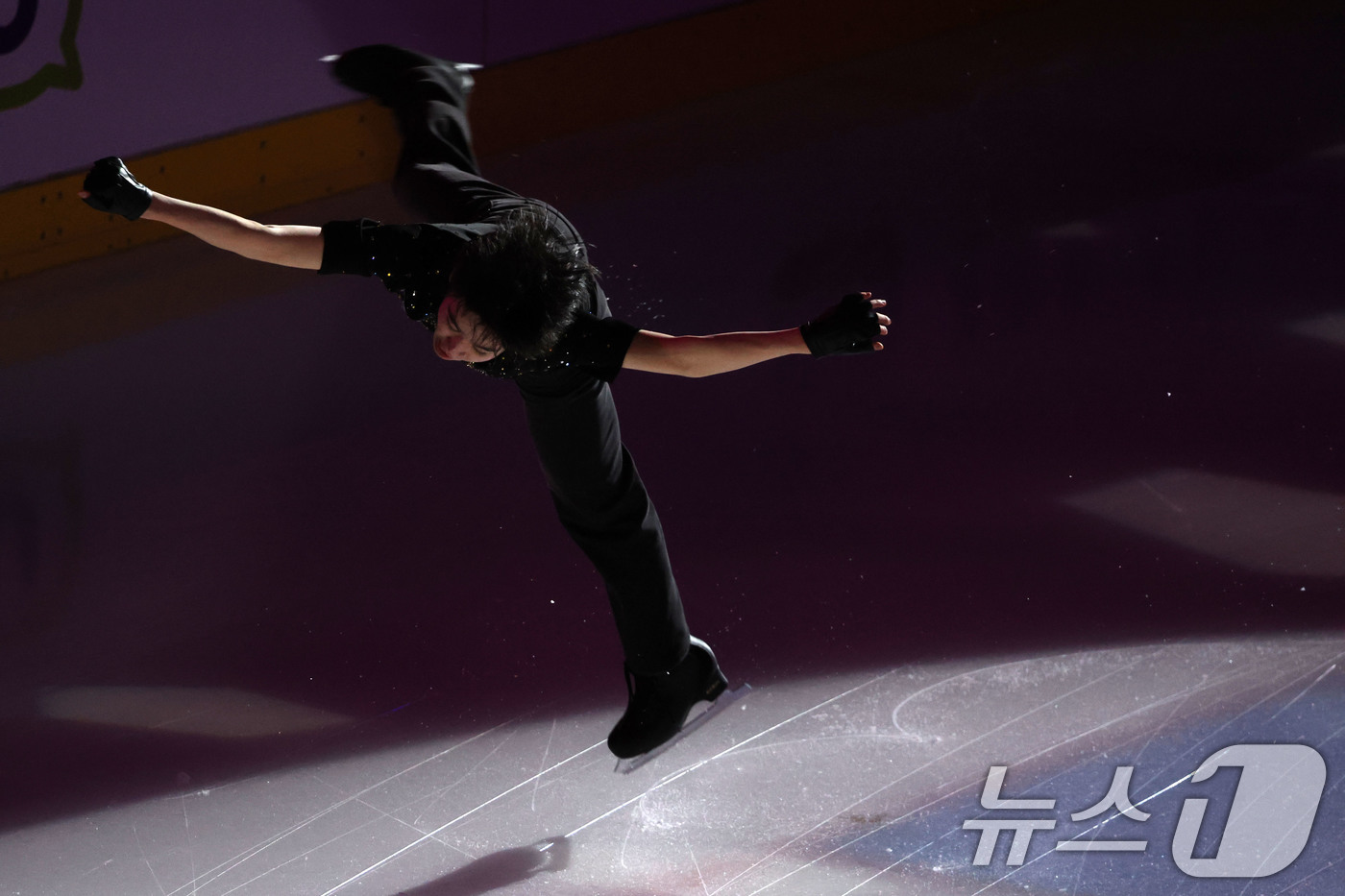 (서울=뉴스1) 이광호 기자 = 피겨스케이팅 서민규가 26일 오후 서울 양천구 목동종합운동장 아이스링크에서 열린 한국 빙상의날 기념 'K-스케이팅 데이' 피겨 갈라쇼에서 연기를 펼 …