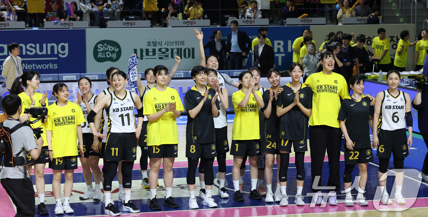 (용인=뉴스1) 김영운 기자 = 26일 경기 용인시 처인구 용인실내체육관에서 열린 'BNK 금융 2025-2026 여자프로농구 챔피언결정전 3차전' 용인 삼성생명 블루밍스와 청주 …