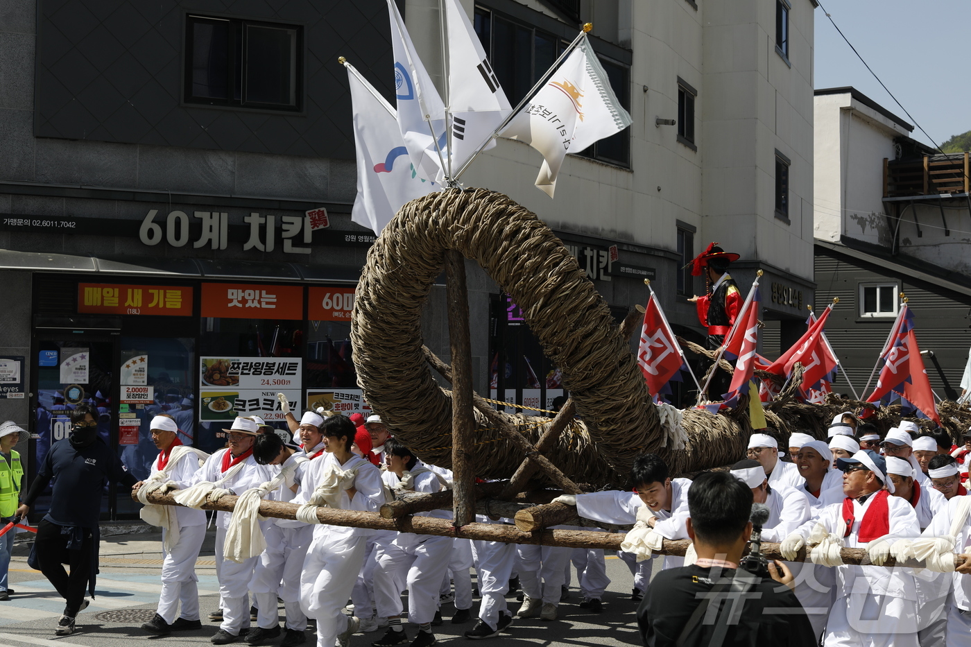 (영월=뉴스1) 한귀섭 기자 = 제59회 단종문화제 마지막 날인 26일 강원 영월 동강 둔치에서 칡줄다리기 대회 전 칡줄 행렬이 이어지고 있다. (영월군 제공, 재판매 및 DB금지 …