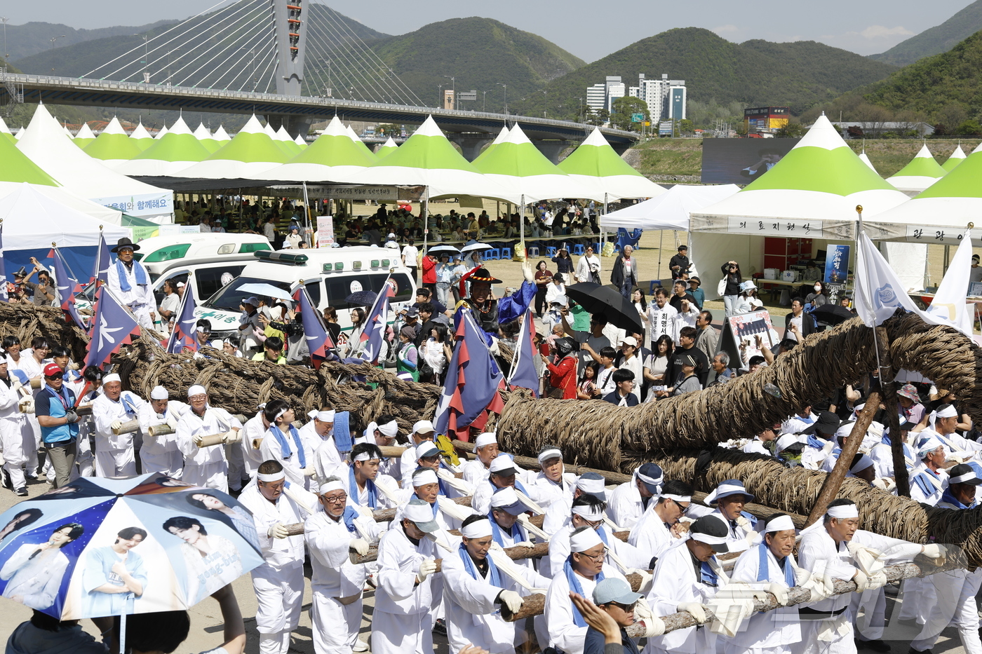 (영월=뉴스1) 한귀섭 기자 = 제59회 단종문화제 마지막 날인 26일 강원 영월 동강 둔치에서 칡줄다리기 대회 전 칡줄 행렬이 이어지고 있다. (영월군 제공, 재판매 및 DB금지 …
