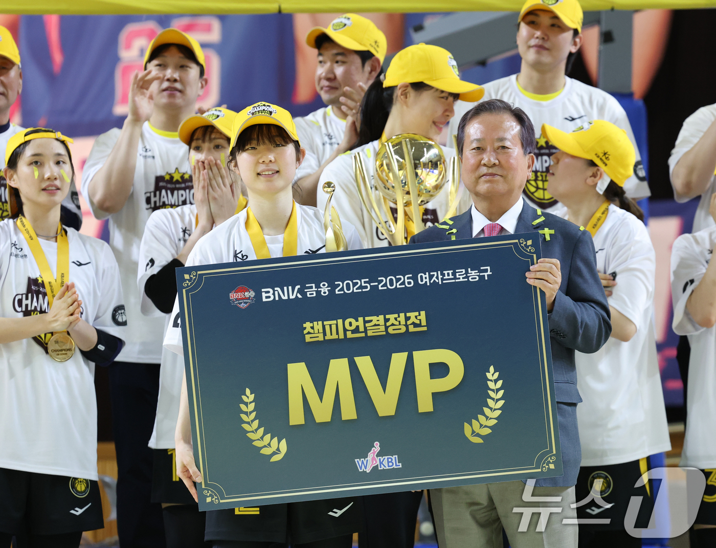 (용인=뉴스1) 김영운 기자 = 26일 경기 용인시 처인구 용인실내체육관에서 열린 'BNK 금융 2025-2026 여자프로농구 챔피언결정전 3차전' 용인 삼성생명 블루밍스와 청주 …