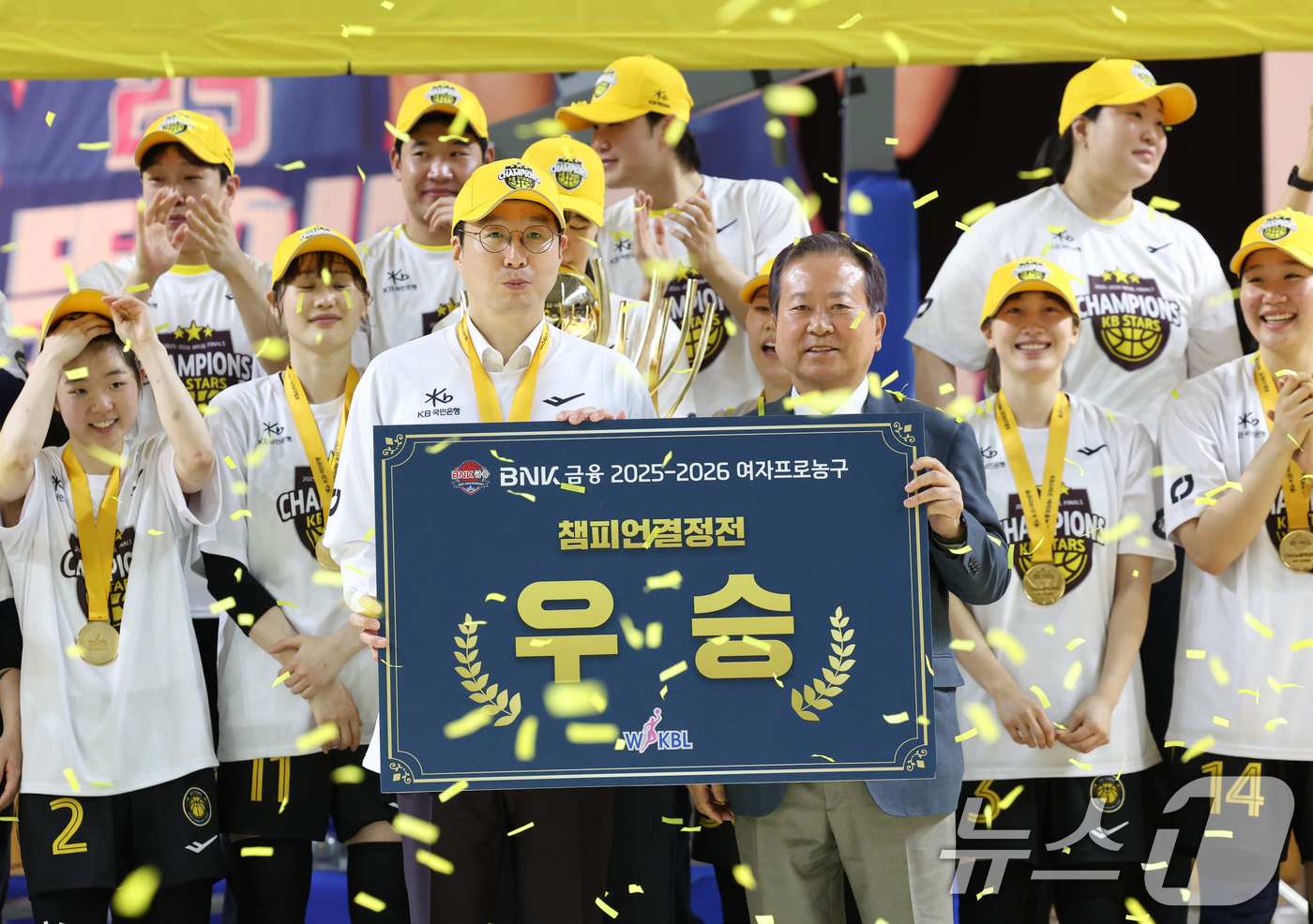 (용인=뉴스1) 김영운 기자 = 26일 경기 용인시 처인구 용인실내체육관에서 열린 'BNK 금융 2025-2026 여자프로농구 챔피언결정전 3차전' 용인 삼성생명 블루밍스와 청주 …