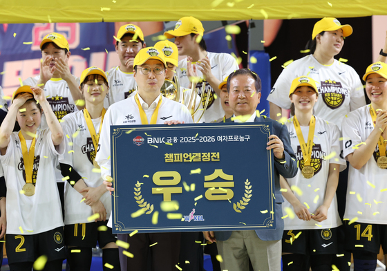 신상훈 총재와 함께 기념 촬영하는 김완수 감독