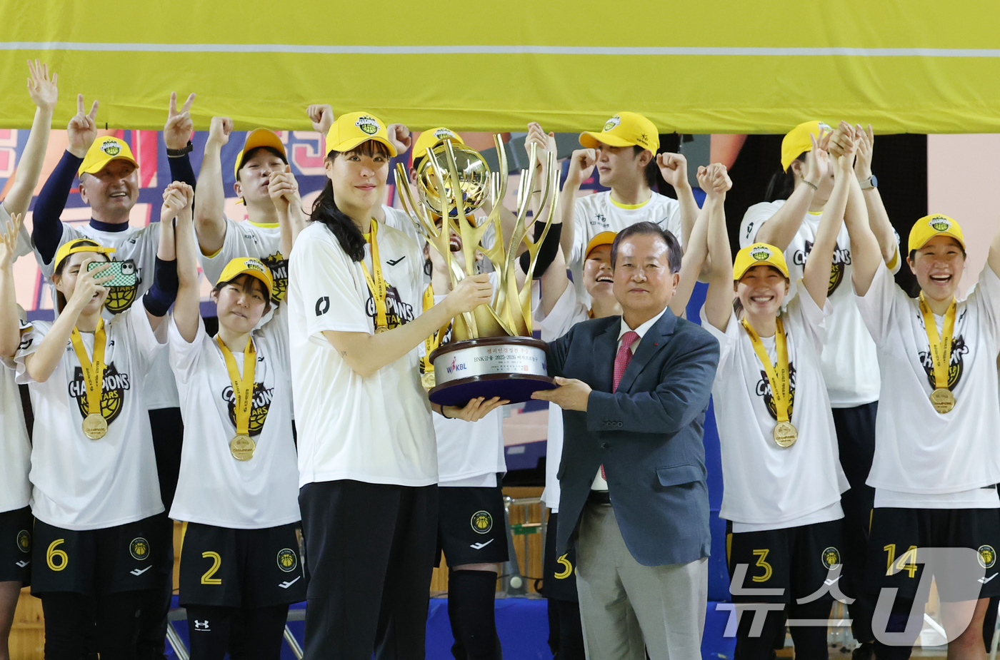 (용인=뉴스1) 김영운 기자 = 26일 경기 용인시 처인구 용인실내체육관에서 열린 'BNK 금융 2025-2026 여자프로농구 챔피언결정전 3차전' 용인 삼성생명 블루밍스와 청주 …