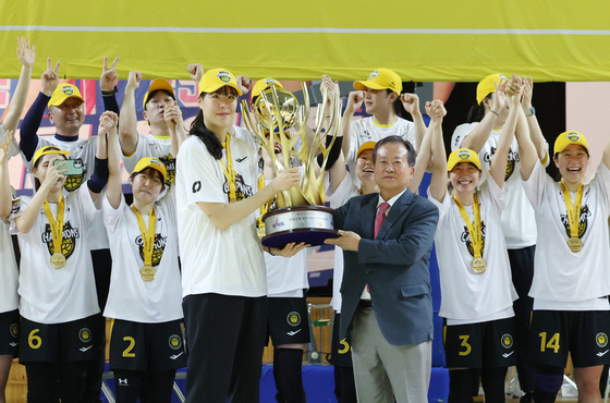 신상훈 총재와 함께 기념 촬영하는 박지수