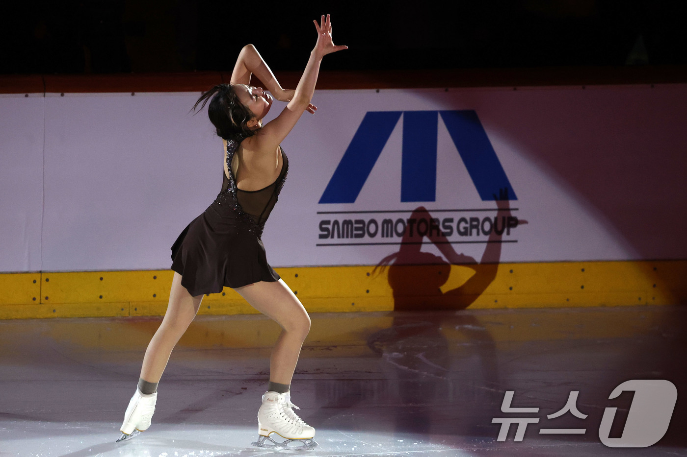 (서울=뉴스1) 이광호 기자 = 피겨스케이팅 김채연이 26일 오후 서울 양천구 목동종합운동장 아이스링크에서 열린 한국 빙상의날 기념 'K-스케이팅 데이' 피겨 갈라쇼에서 연기를 펼 …