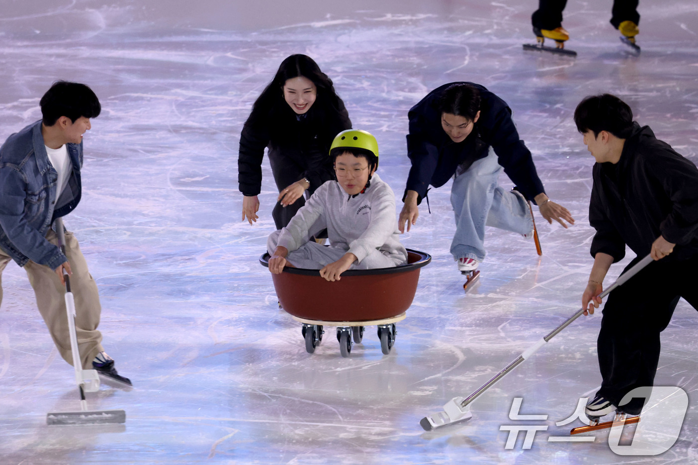 (서울=뉴스1) 이광호 기자 = 쇼트트랙 김길리, 신동민이 26일 오후 서울 양천구 목동종합운동장 아이스링크에서 열린 한국 빙상의날 기념 'K-스케이팅 데이'에서 팬들과 함께하는 …