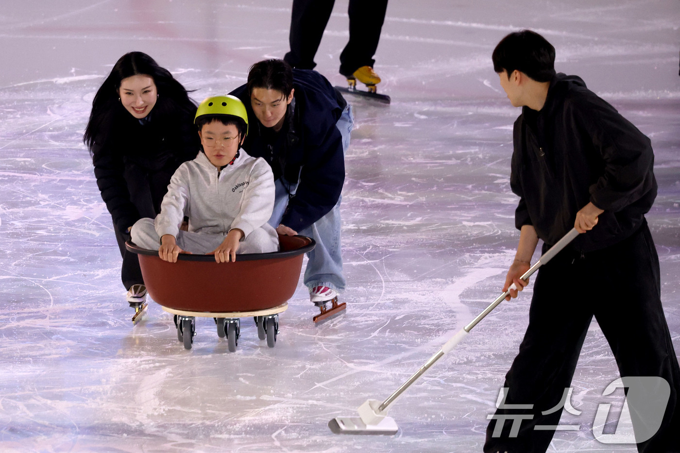(서울=뉴스1) 이광호 기자 = 쇼트트랙 김길리, 신동민이 26일 오후 서울 양천구 목동종합운동장 아이스링크에서 열린 한국 빙상의날 기념 'K-스케이팅 데이'에서 팬들과 함께하는 …