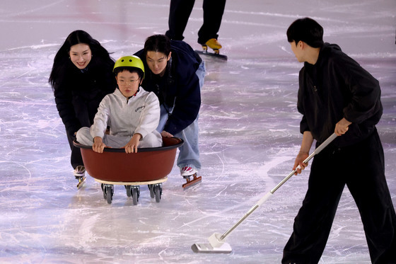 쇼트트랙 김길리·신동민 '오늘은 팬들과 함께 컬링'