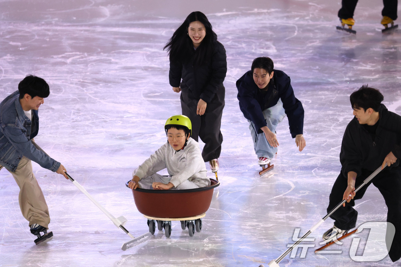 (서울=뉴스1) 이광호 기자 = 쇼트트랙 김길리, 신동민이 26일 오후 서울 양천구 목동종합운동장 아이스링크에서 열린 한국 빙상의날 기념 'K-스케이팅 데이'에서 팬들과 함께하는 …