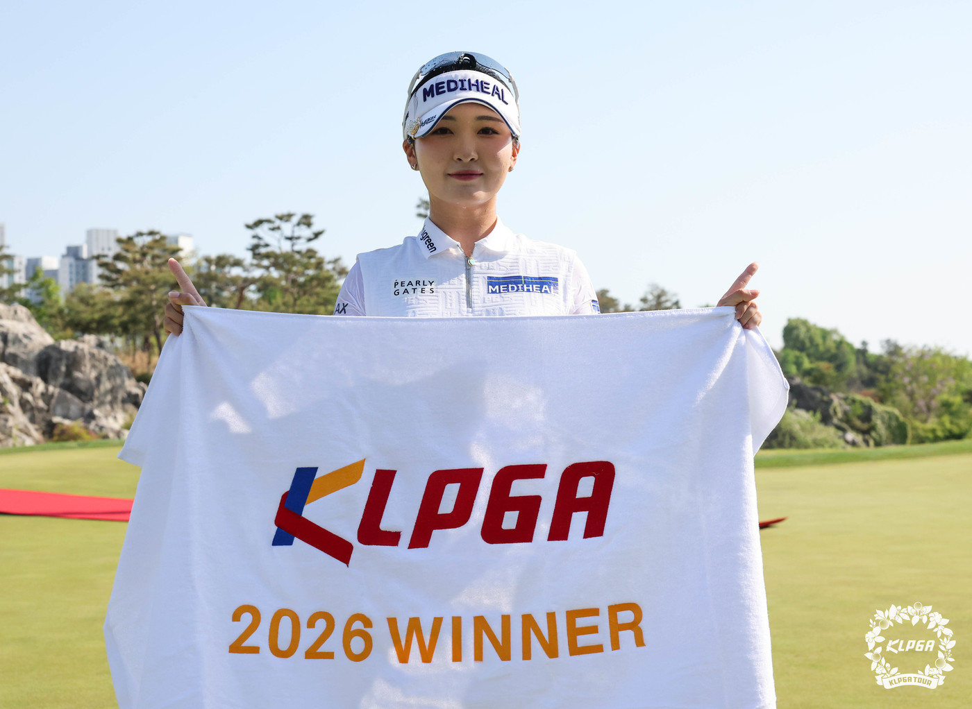 (청주=뉴스1) = 이예원이 26일 충북 충주 킹스데일 골프클럽에서 열린 한국여자프로골프(KLPGA) 투어 덕신EPC 챔피언십에서 우승을 차지, 기념 촬영을 하고 있다. (KLPG …