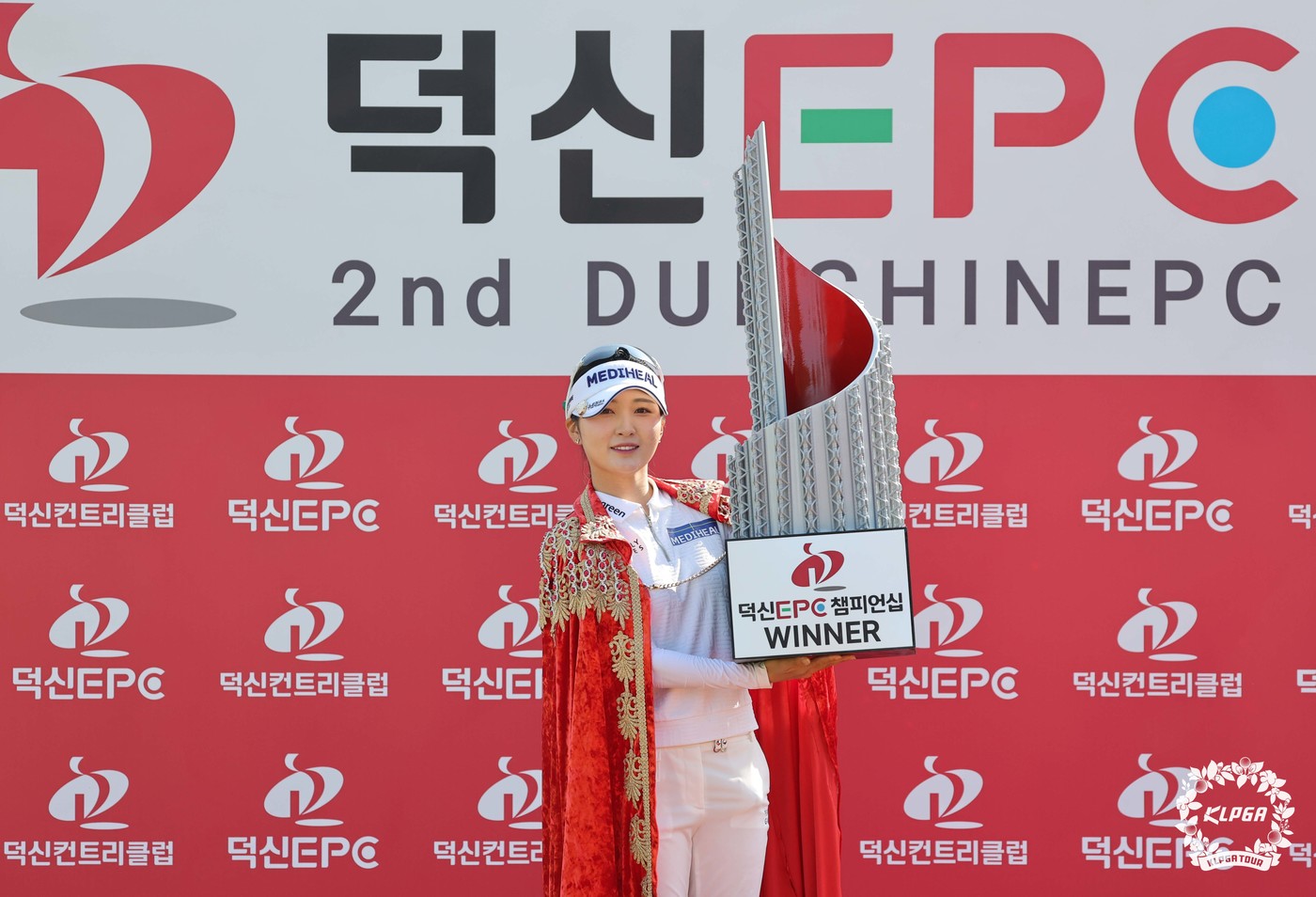 (청주=뉴스1) = 이예원이 26일 충북 충주 킹스데일 골프클럽에서 열린 한국여자프로골프(KLPGA) 투어 덕신EPC 챔피언십에서 우승을 차지, 기념 촬영을 하고 있다. (KLPG …