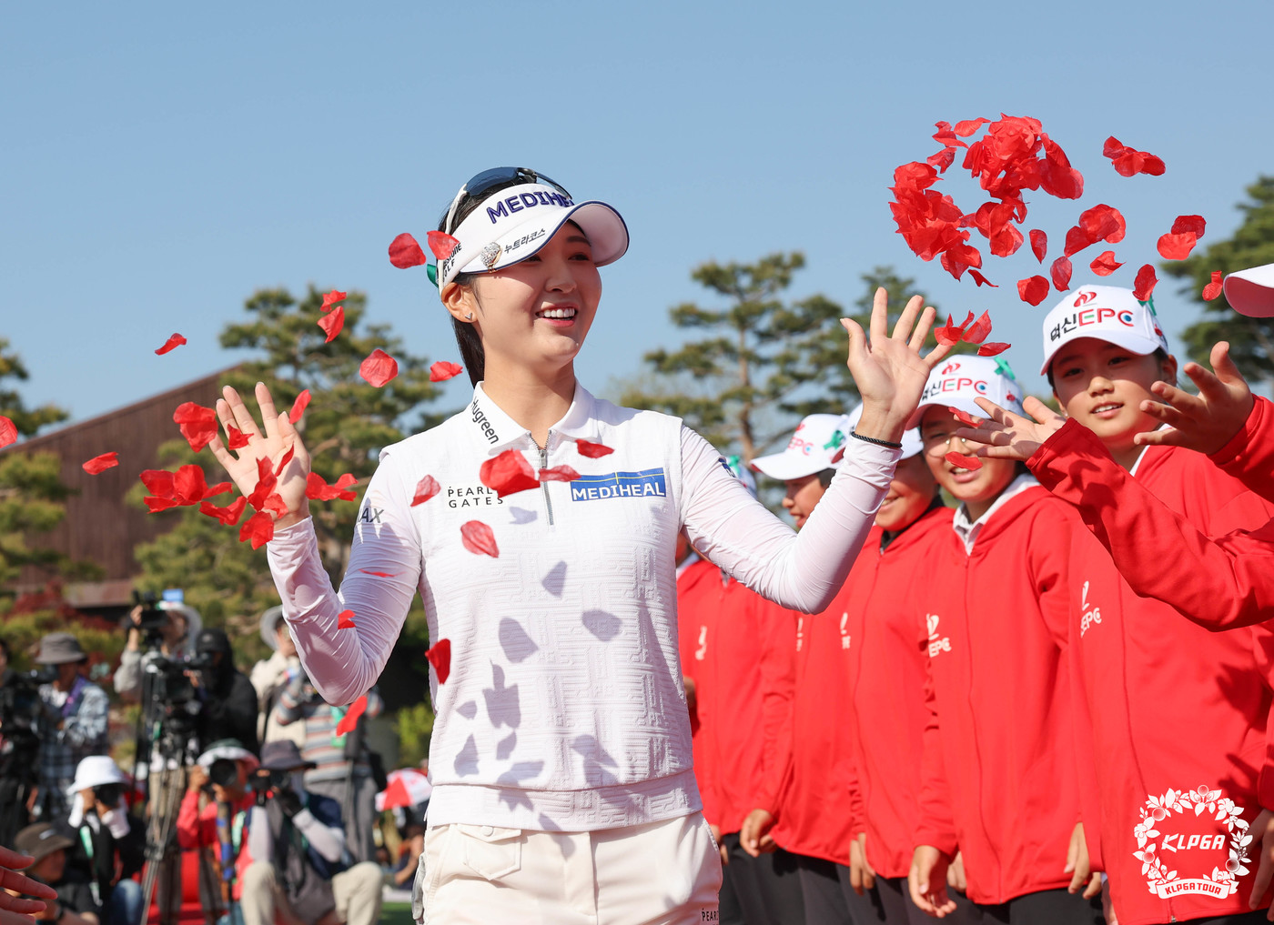 (청주=뉴스1) = 이예원이 26일 충북 충주 킹스데일 골프클럽에서 열린 한국여자프로골프(KLPGA) 투어 덕신EPC 챔피언십에서 우승을 차지, 기념 촬영을 하고 있다. (KLPG …