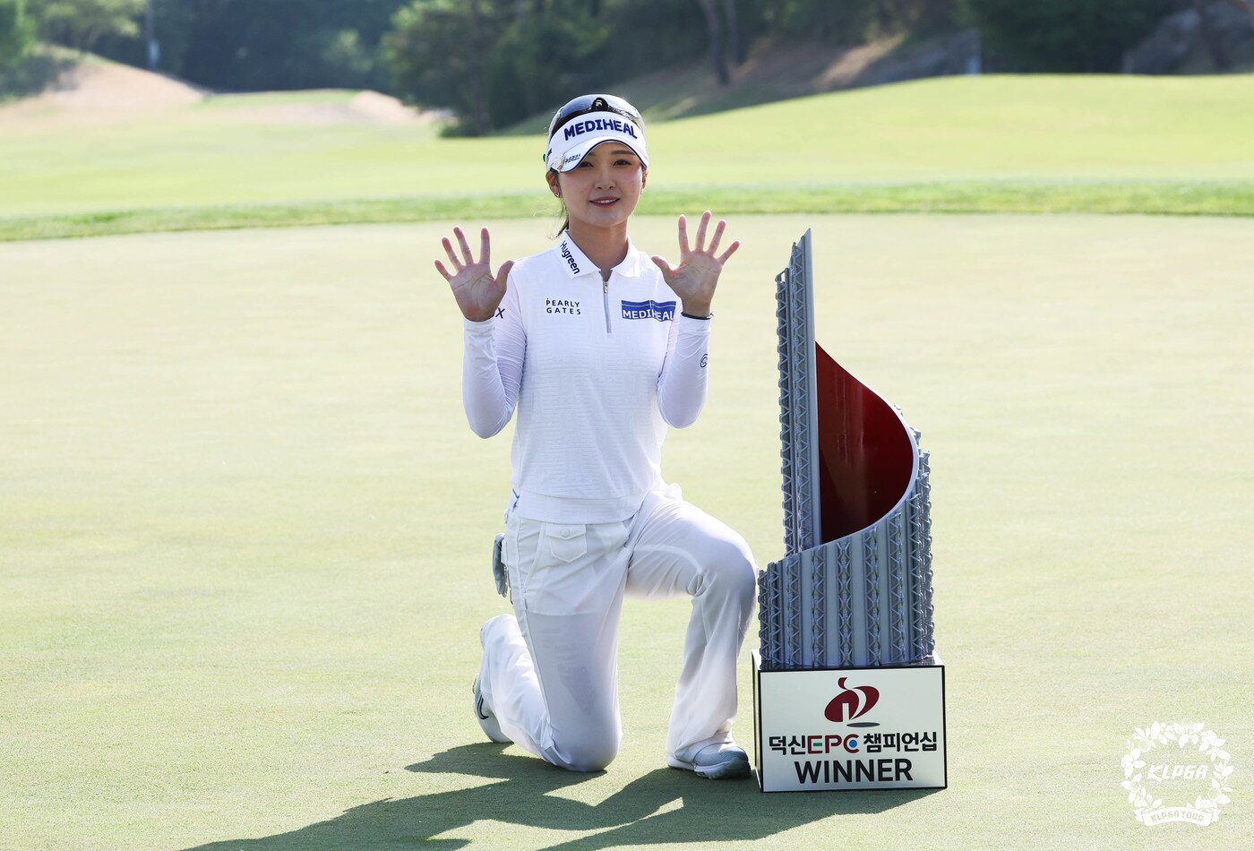 본문 이미지 - 이예원이 26일 충북 충주 킹스데일 골프클럽에서 열린 한국여자프로골프(KLPGA) 투어 덕신EPC 챔피언십에서 우승을 차지, 기념 촬영을 하고 있다. (KLPGA 제공. 재판매 및 DB 금지) 2026.4.26 ⓒ 뉴스1