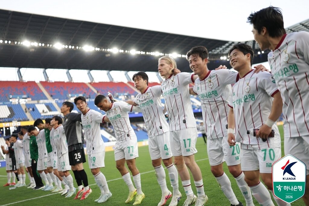 본문 이미지 - 울산 원정서 승리한 뒤 기뻐하는 대전 선수들(한국프로축구연맹 제공) 