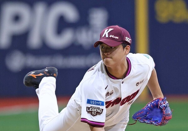 '박준현 데뷔전 선발승' 키움, 삼성과 3연전 스윕…KT는 선두 탈환