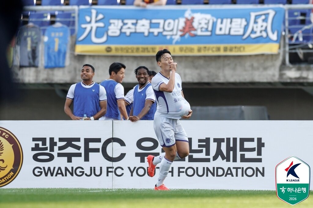 본문 이미지 - 득점 후 공을 유니폼 안에 넣고 세리머니하는 김정현(한국프로축구연맹 제공) 