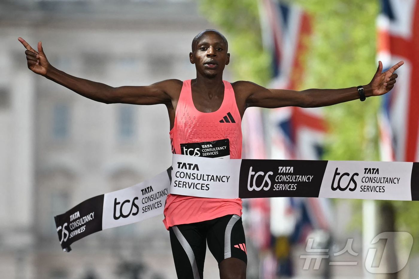 (AFP=뉴스1) = 케냐의 사바스티안 사웨가 26일 영국 런던에서 열린 2026 런던 마라톤 남자부 경기에서 세계 신기록을 기록하며 결승선을 통과하고 있다.사웨는 42.195㎞ …