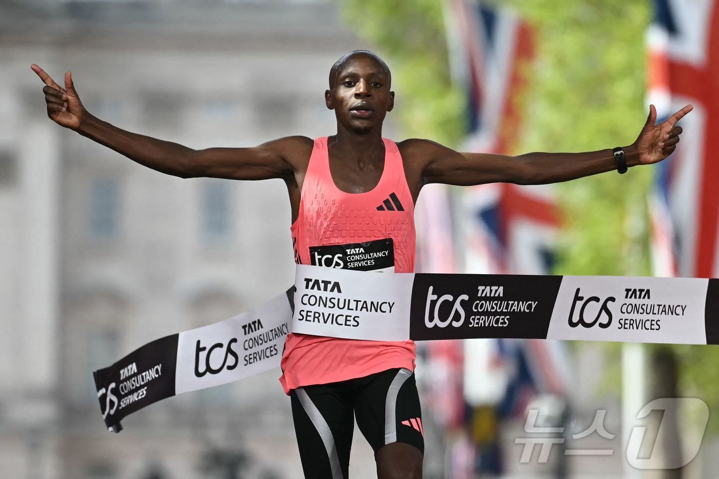 본문 이미지 - 케냐의 사바스티안 사웨가 26일 영국 런던에서 열린 2026 런던 마라톤 남자부 경기에서 세계 신기록을 기록하며 결승선을 통과하고 있다. ⓒ AFP=뉴스1
