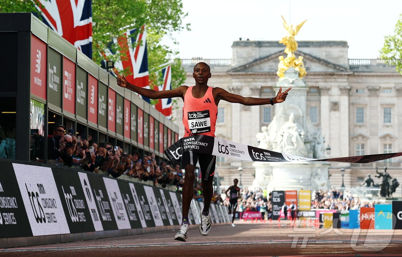 본문 이미지 - 케냐의 사바스티안 사웨가 26일 영국 런던에서 열린 2026 런던 마라톤 남자부 경기에서 세계 신기록을 기록하며 결승선을 통과하고 있다. ⓒ 로이터=뉴스1