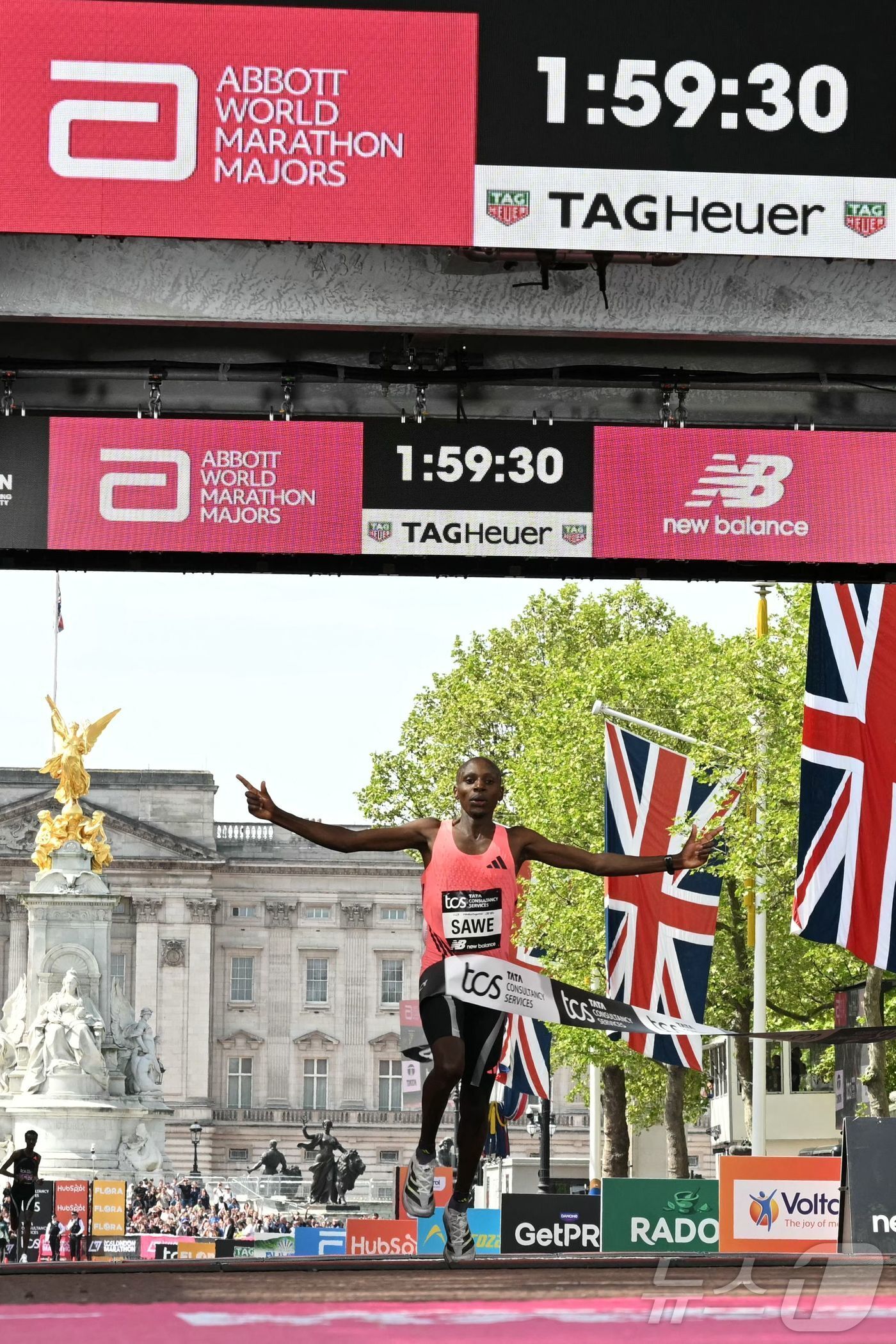 본문 이미지 - 케냐의 사바스티안 사웨가 26일 영국 런던에서 열린 2026 런던 마라톤 남자부 경기에서 세계 신기록을 기록하며 결승선을 통과하고 있다.  ⓒ AFP=뉴스1