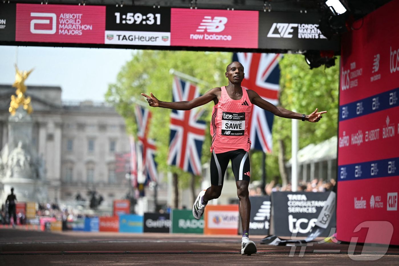 (AFP=뉴스1) = 케냐의 사바스티안 사웨가 26일 영국 런던에서 열린 2026 런던 마라톤 남자부 경기에서 세계 신기록을 기록하며 결승선을 통과하고 있다.사웨는 42.195㎞ …