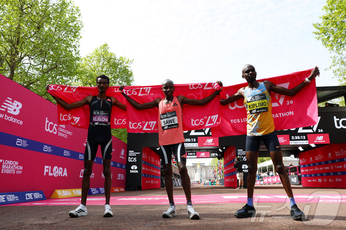 (로이터=뉴스1) = 케냐의 사바스티안 사웨(1위), 에티오피아의 요미프 케젤차(2위), 우간다의 제이컵 키플리모(3위)가 26일 영국 런던에서 열린 2026 런던 마라톤 남자부 …