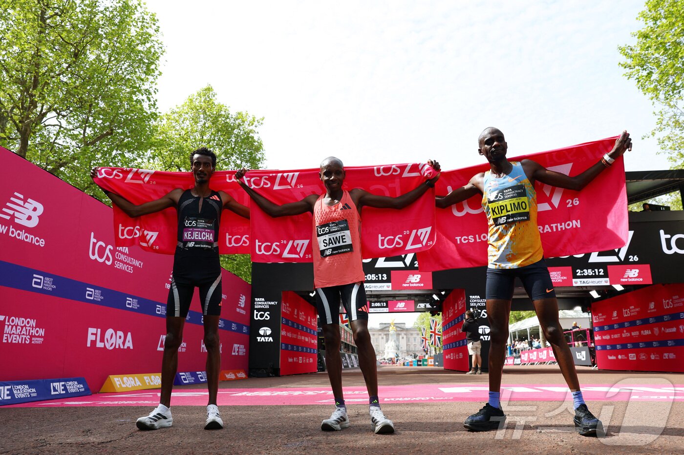 본문 이미지 - 케냐의 사바스티안 사웨(1위), 에티오피아의 요미프 케젤차(2위), 우간다의 제이컵 키플리모(3위)가 26일 영국 런던에서 열린 2026 런던 마라톤 남자부 경기를 마친 후 기념 촬영하고 있다. ⓒ 로이터=뉴스1