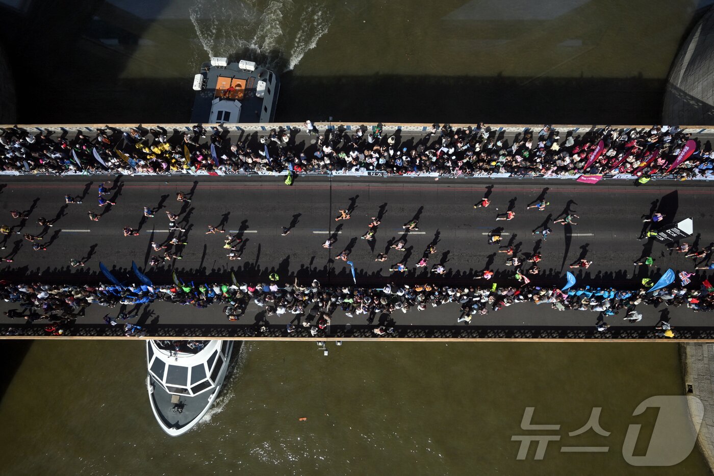 본문 이미지 - 2026 런던 마라톤이 열린 26일 영국 타워브릿지 아래로 배가 지나가고 있다. ⓒ 로이터=뉴스1