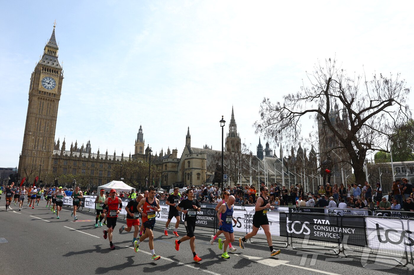 본문 이미지 - 2026 런던 마라톤 참가자들이 26일 영국 런던의 빅벤을 지나가고 있다. ⓒ 로이터=뉴스1