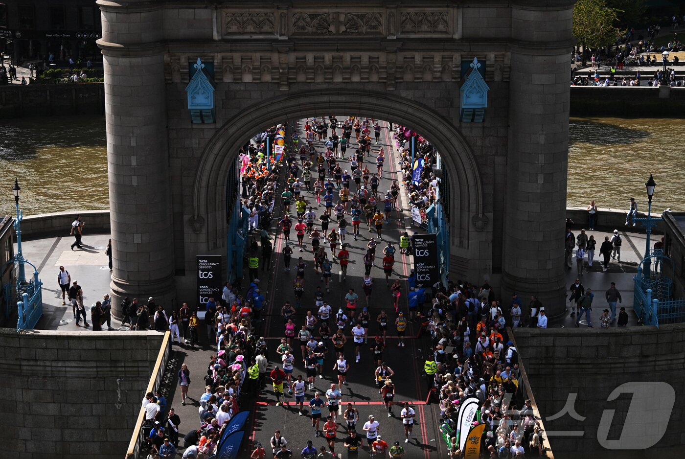 본문 이미지 - 2026 런던 마라톤 참가자들이 26일 영국 런던의 타워브릿지를 지나가고 있다. ⓒ 로이터=뉴스1