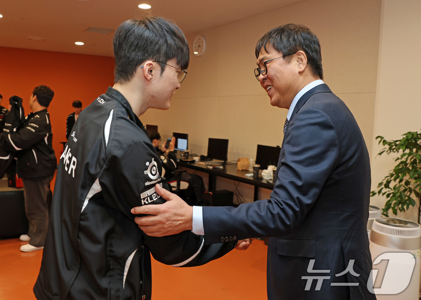 (인천=뉴스1) = 최휘영 문화체육관광부 장관이 26일 인천 인스파이어 아레나에서 열린 ‘2026 T1 홈그라운드’ 행사에 참석해 T1 ‘페이커’ 이상혁 선수와 악수하고 있다. ( …