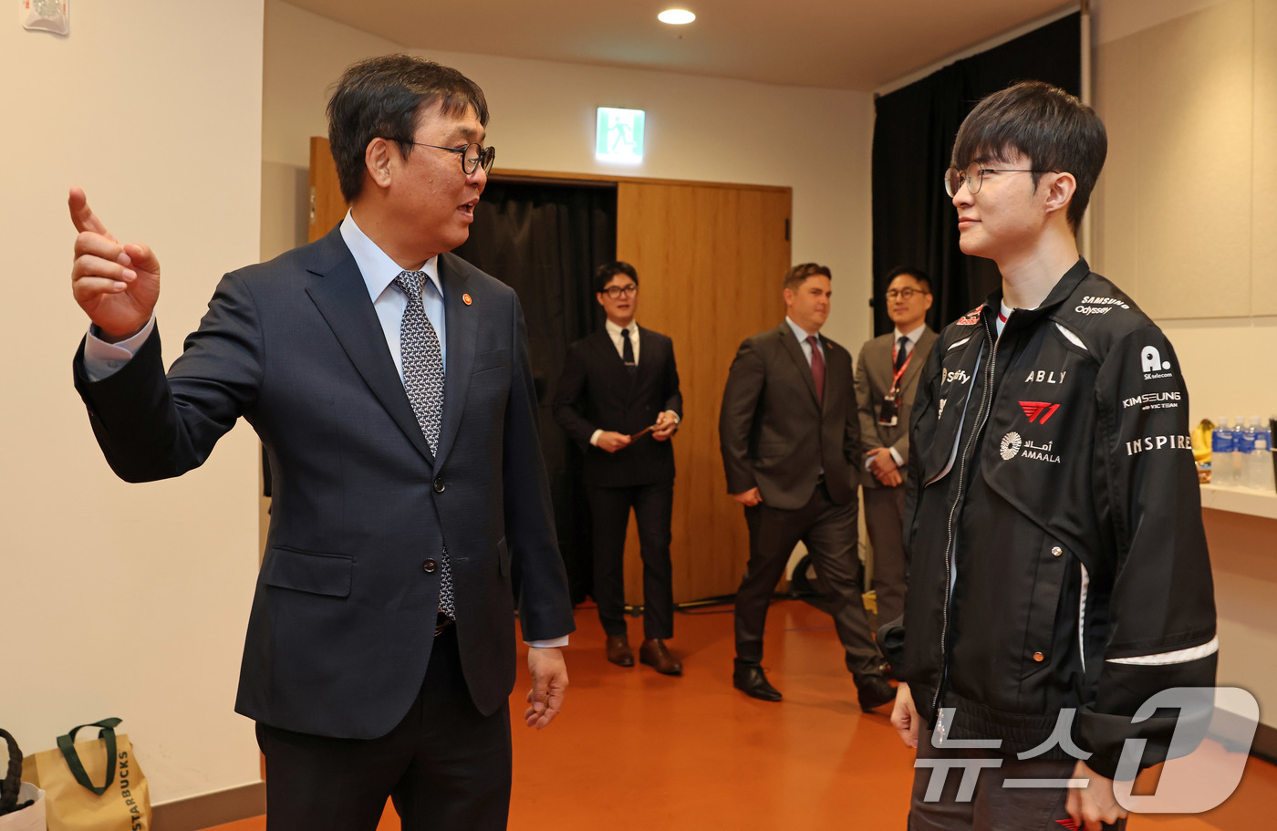 (인천=뉴스1) = 최휘영 문화체육관광부 장관이 26일 인천 인스파이어 아레나에서 열린 ‘2026 T1 홈그라운드’ 행사에 참석해 T1 ‘페이커’ 이상혁 선수와 대화하고 있다. ( …