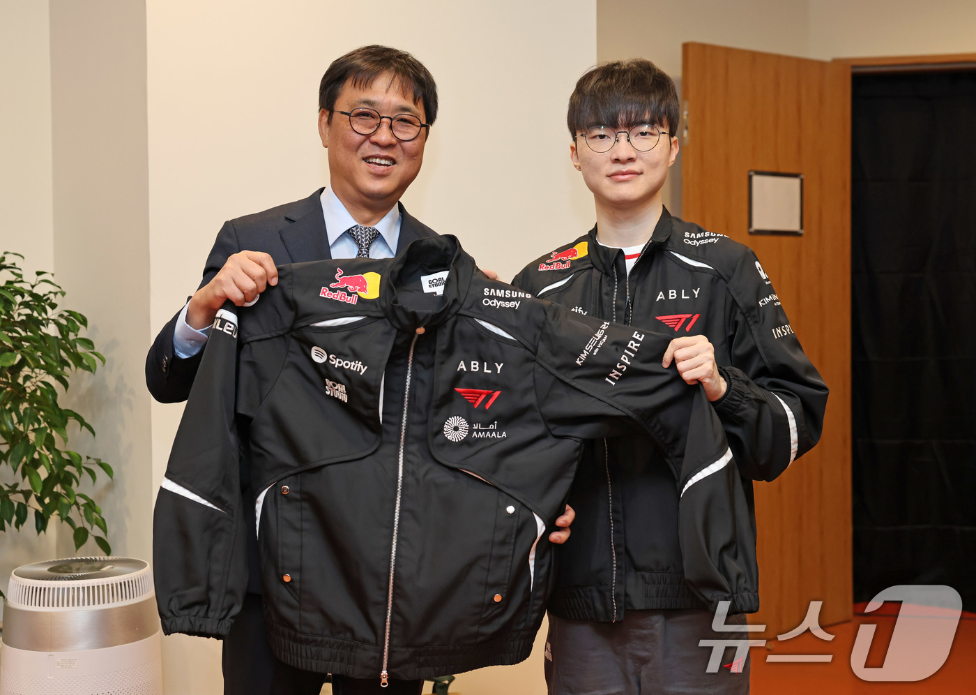 (인천=뉴스1) = 최휘영 문화체육관광부 장관이 26일 인천 인스파이어 아레나에서 열린 ‘2026 T1 홈그라운드’ 행사에 참석해 T1 ‘페이커’ 이상혁 선수로부터 유니폼을 선물받 …