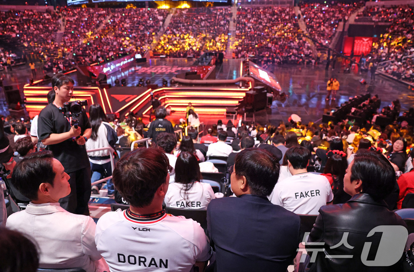 (인천=뉴스1) = 최휘영 문화체육관광부 장관이 26일 인천 인스파이어 아레나에서 열린 ‘2026 T1 홈그라운드’ 행사에 참석해 경기장을 살펴보고 있다. (문체부 제공. 재판매 …