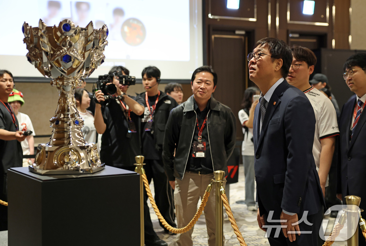 (인천=뉴스1) = 최휘영 문화체육관광부 장관이 26일 인천 인스파이어 아레나에서 열린 ‘2026 T1 홈그라운드’ 행사에 참석해 부스를 둘러보고 있다. (문체부 제공. 재판매 및 …