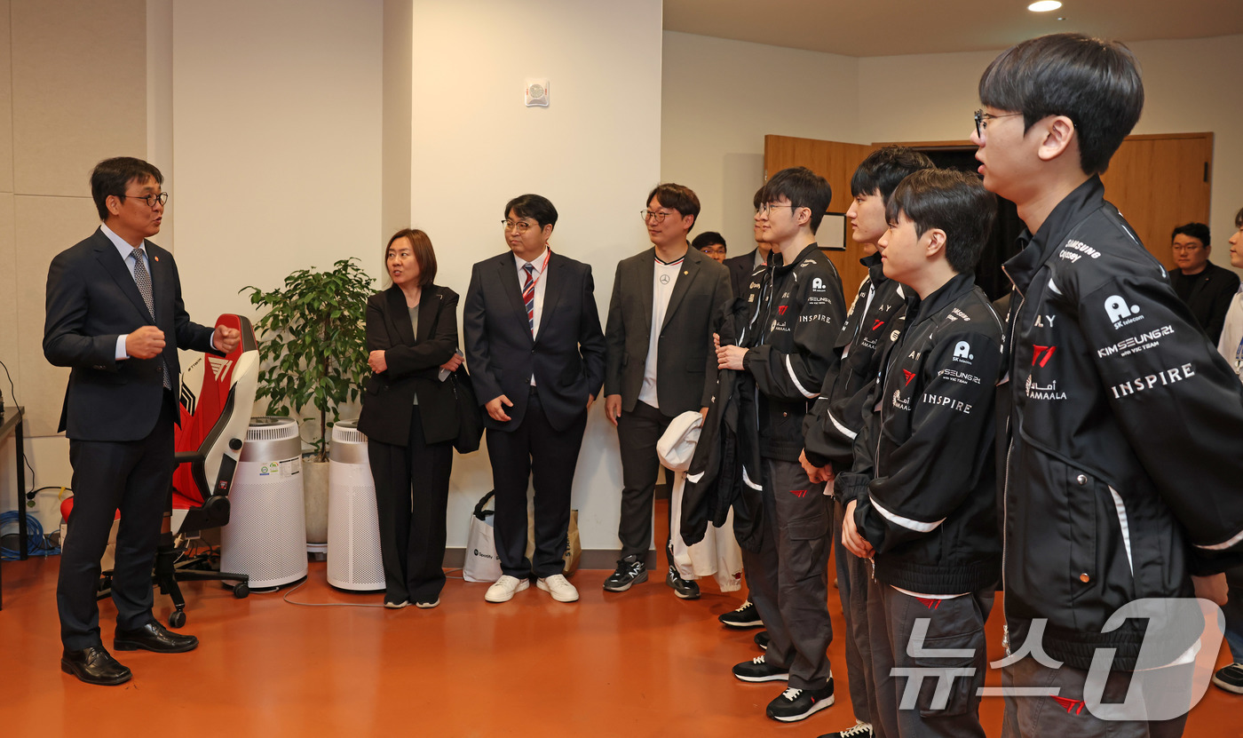 (인천=뉴스1) = 최휘영 문화체육관광부 장관이 26일 인천 인스파이어 아레나에서 열린 ‘2026 T1 홈그라운드’ 행사에 참석해 T1 ‘페이커’ 이상혁 선수 등과 대화하고 있다. …