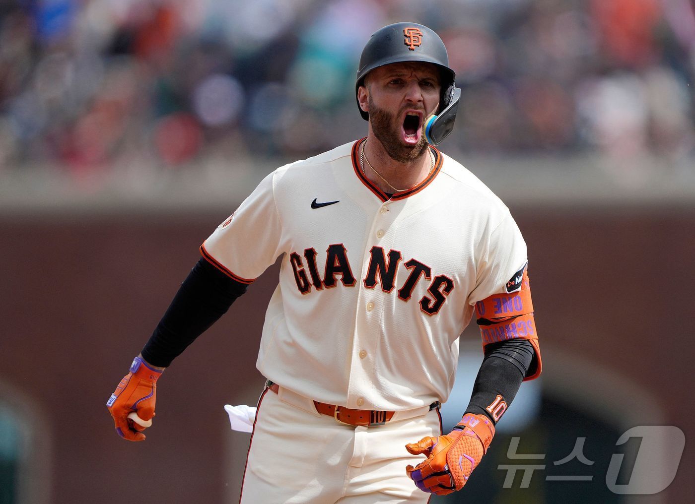 본문 이미지 - 역전 3점홈런을 친 케이시 슈미트가 포효하고 있다. ⓒ AFP=뉴스1