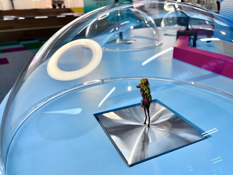 본문 이미지 - 함진, 〈이름 없는 11〉, 2022, 폴리머 클레이, 알루미늄 철사, 바니쉬, 9.6ⅹ3ⅹ2.5cm. 국립현대미술관 소장. (국립현대미술관 제공)