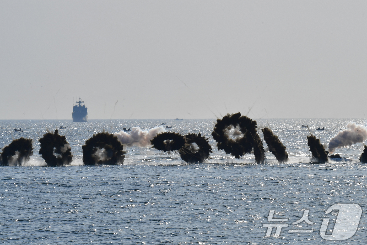 (포항=뉴스1) 최창호 기자 = 27일 오전 경북 포항시 송라면 해안에서 2026년 해병대 연합상륙훈련이 실시된 가운데 해병대 상륙돌격장갑차가 해안으로 돌격하고 있다.이날 훈련에는 …