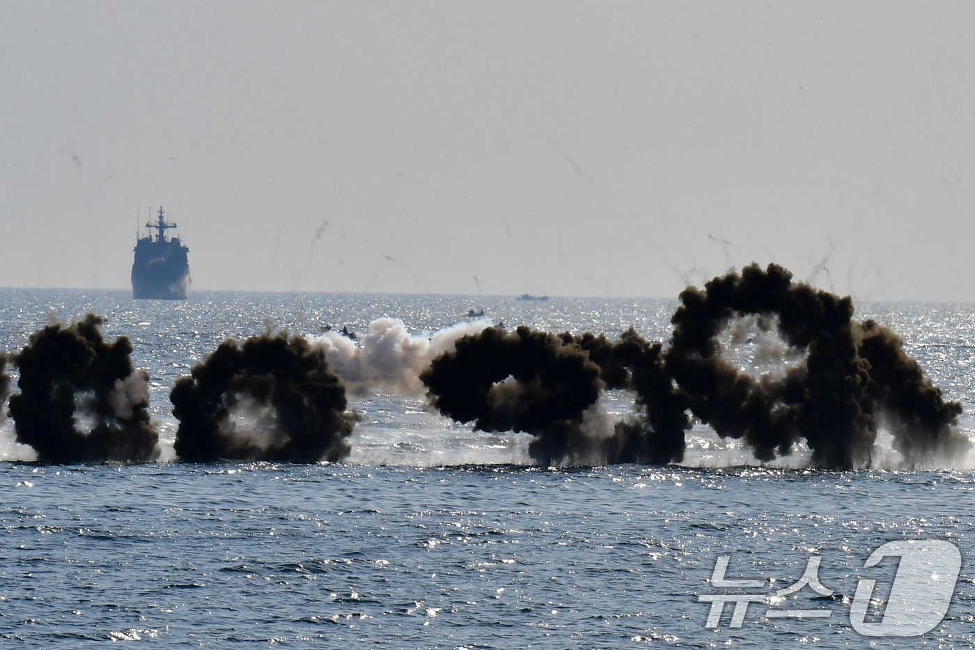 (포항=뉴스1) 최창호 기자 = 27일 오전 경북 포항시 송라면 해안에서 2026년 해병대 연합상륙훈련이 실시된 가운데 해병대 상륙돌격장갑차가 해안으로 돌격하고 있다.이날 훈련에는 …