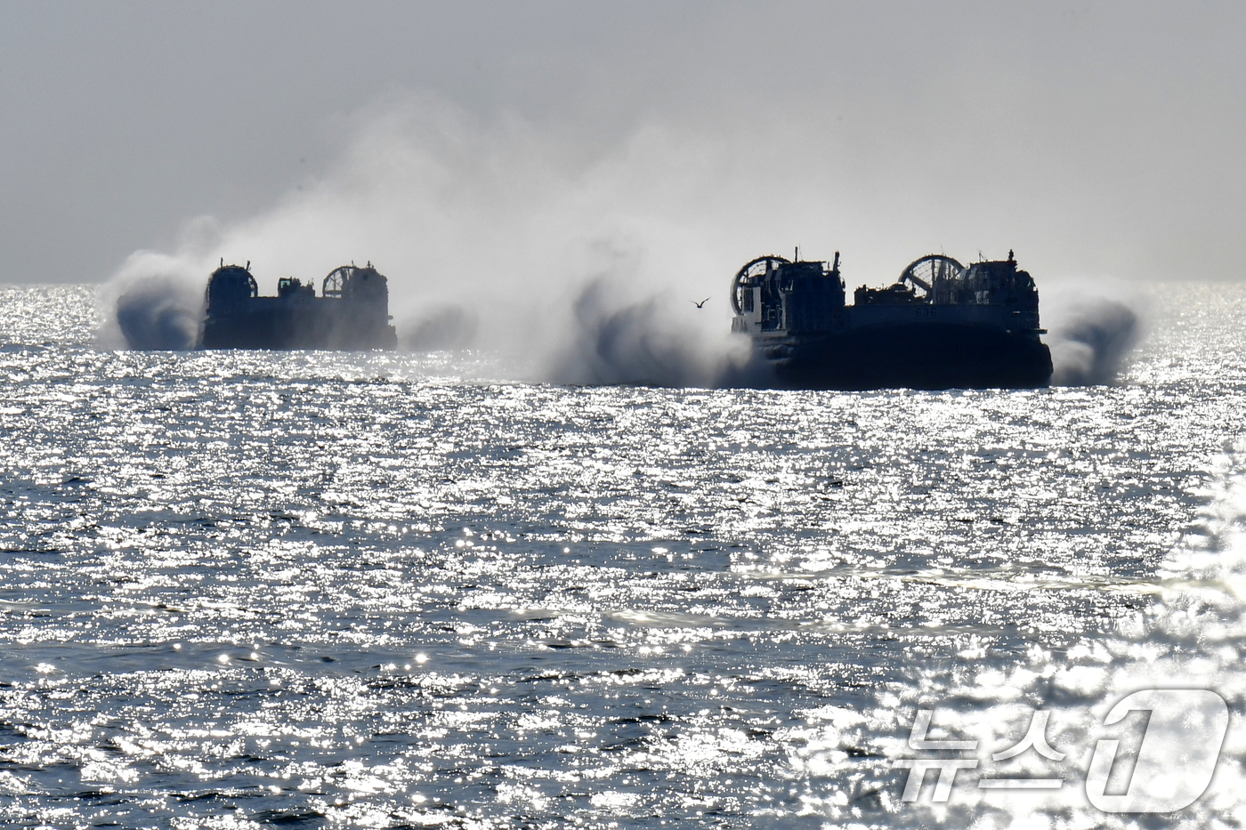 (포항=뉴스1) 최창호 기자 = 27일 오전 경북 포항시 송라면 해안에서 2026년 해병대 연합상륙훈련이 실시된 가운데 해군 공기부양정이 해안으로 돌격하고 있다.이날 훈련에는 뉴질 …