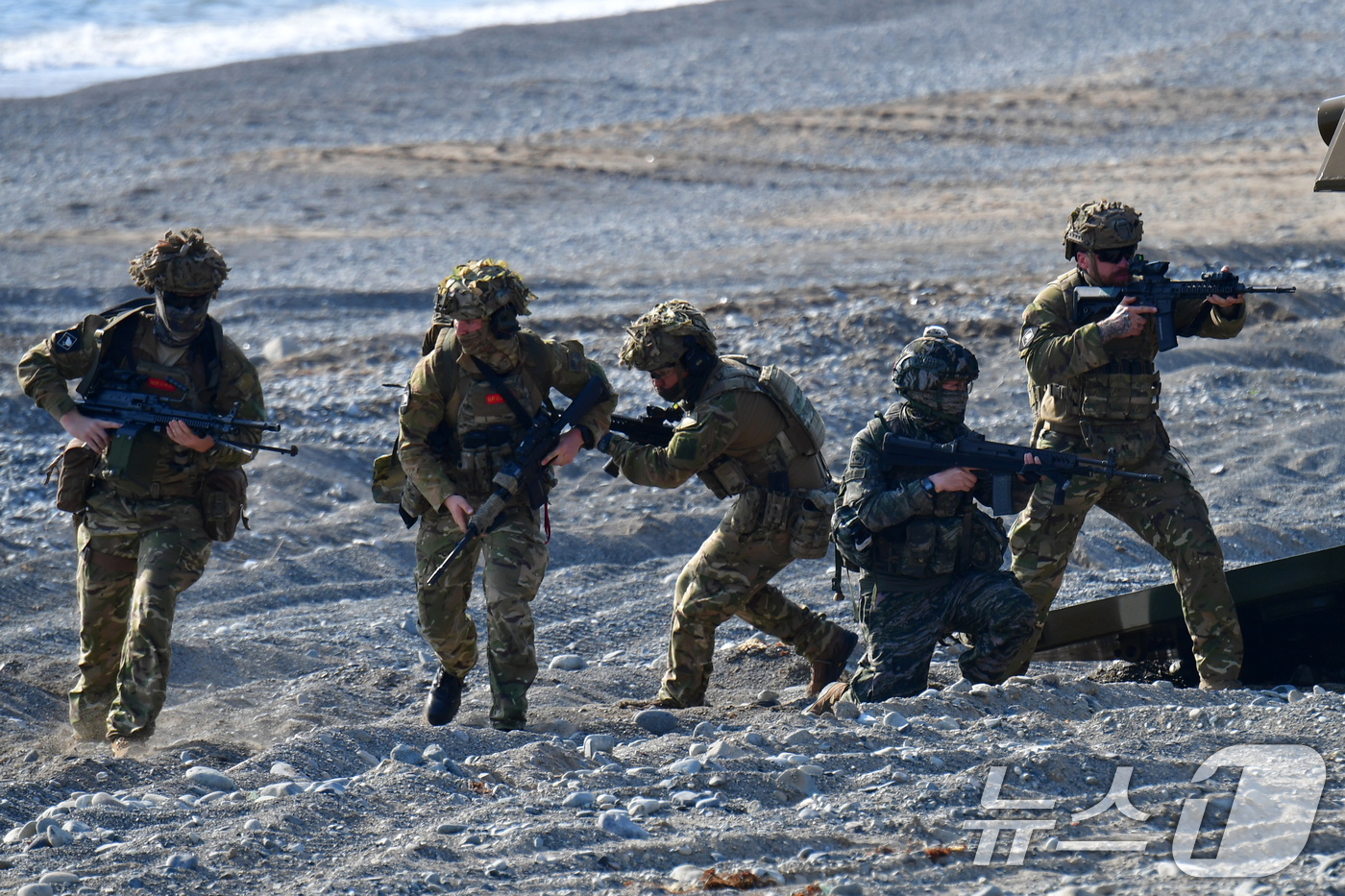 (포항=뉴스1) 최창호 기자 = 27일 오전 경북 포항시 송라면 해안에서 실시된 2026년 해병대 연합상륙훈련에서 해병대상륙돌격장갑차로 해안에 도착한 뉴질랜드 육군 병력이 해안 두 …