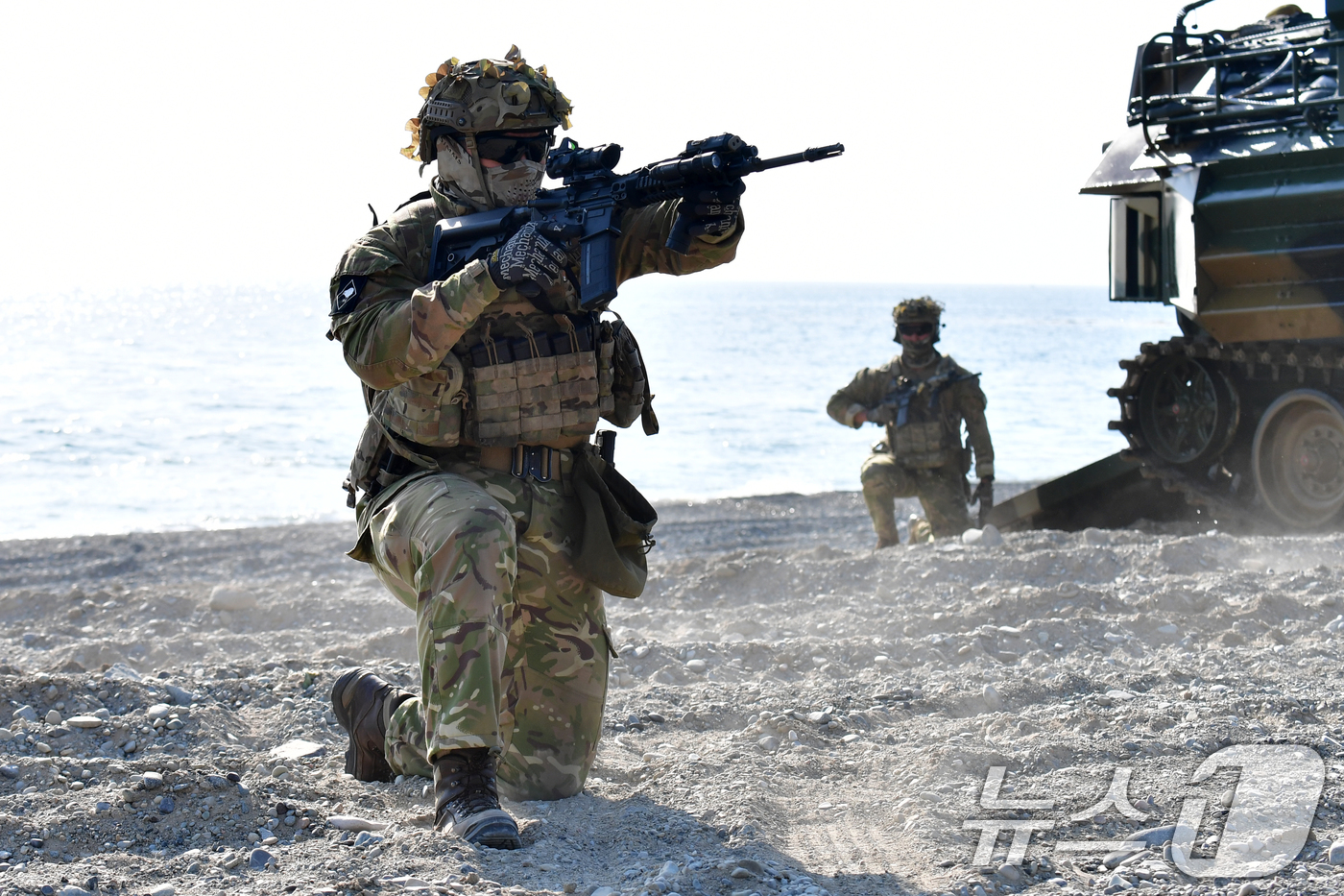 (포항=뉴스1) 최창호 기자 = 27일 오전 경북 포항시 송라면 해안에서 실시된 2026년 해병대 연합상륙훈련에서 해병대상륙돌격장갑차로 해안에 도착한 뉴질랜드 육군 병력이 해안 두 …