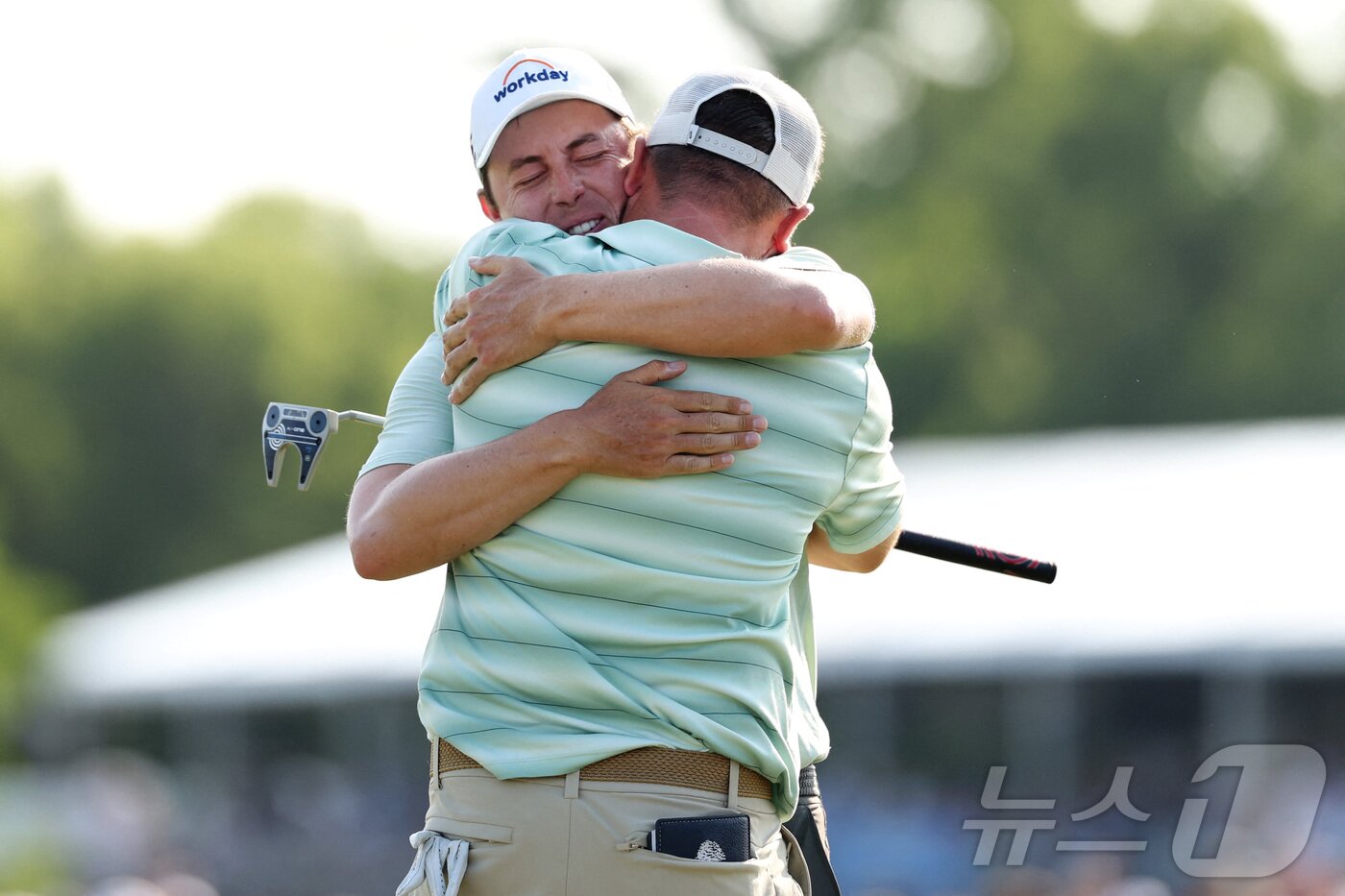 본문 이미지 - 피츠패트릭 형제가 PGA 취리히 클래식 우승을 확정한 뒤 끌어안으며 기뻐하고 있다. ⓒ AFP=뉴스1