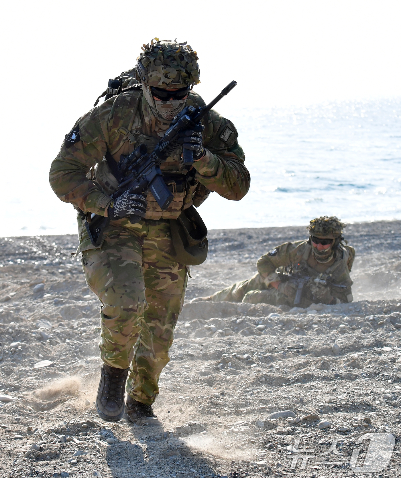 (포항=뉴스1) 최창호 기자 = 27일 오전 경북 포항시 송라면 해안에서 실시된 2026년 해병대 연합상륙훈련에서 해병대상륙돌격장갑차로 해안에 도착한 뉴질랜드 육군 병력이 해안 두 …