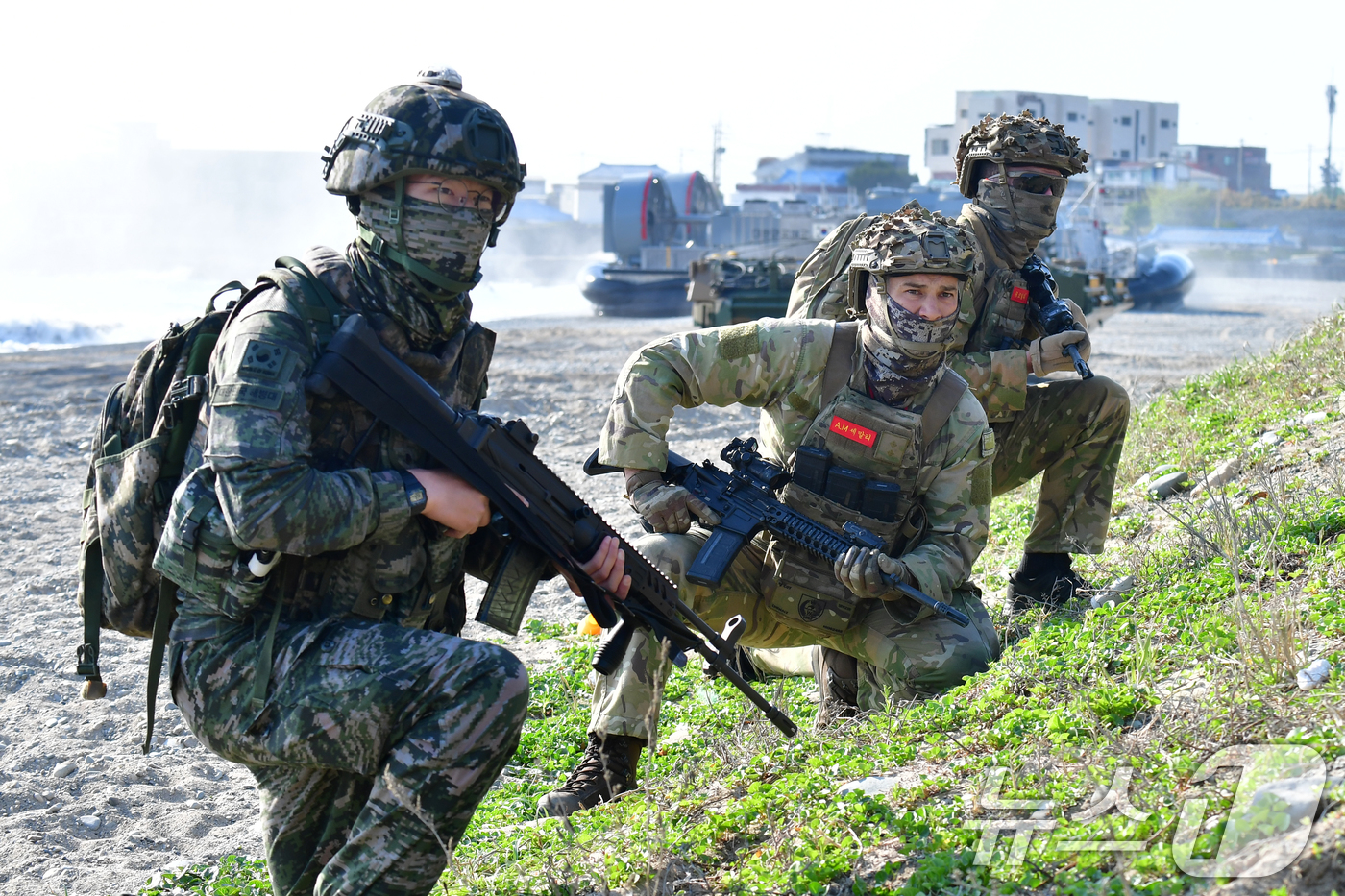 (포항=뉴스1) 최창호 기자 = 27일 오전 경북 포항시 송라면 해안에서 실시된 2026년 해병대 연합상륙훈련에서 해병대상륙돌격장갑차로 해안에 도착한 뉴질랜드 육군 병력이 해안 두 …