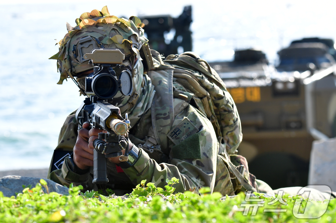 (포항=뉴스1) 최창호 기자 = 27일 오전 경북 포항시 송라면 해안에서 실시된 2026년 해병대 연합상륙훈련에서 해병대상륙돌격장갑차로 해안에 상륙한 뉴질랜드 육군 병력이 해안 두 …