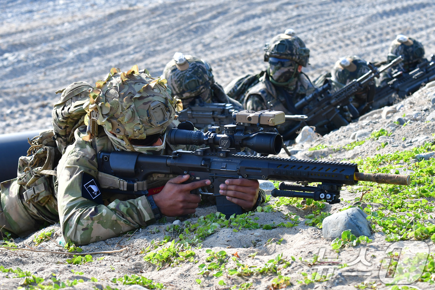 (포항=뉴스1) 최창호 기자 = 27일 오전 경북 포항시 송라면 해안에서 실시된 2026년 해병대 연합상륙훈련에서 해병대상륙돌격장갑차로 해안에 상륙한 뉴질랜드 육군 병력이 해안 두 …