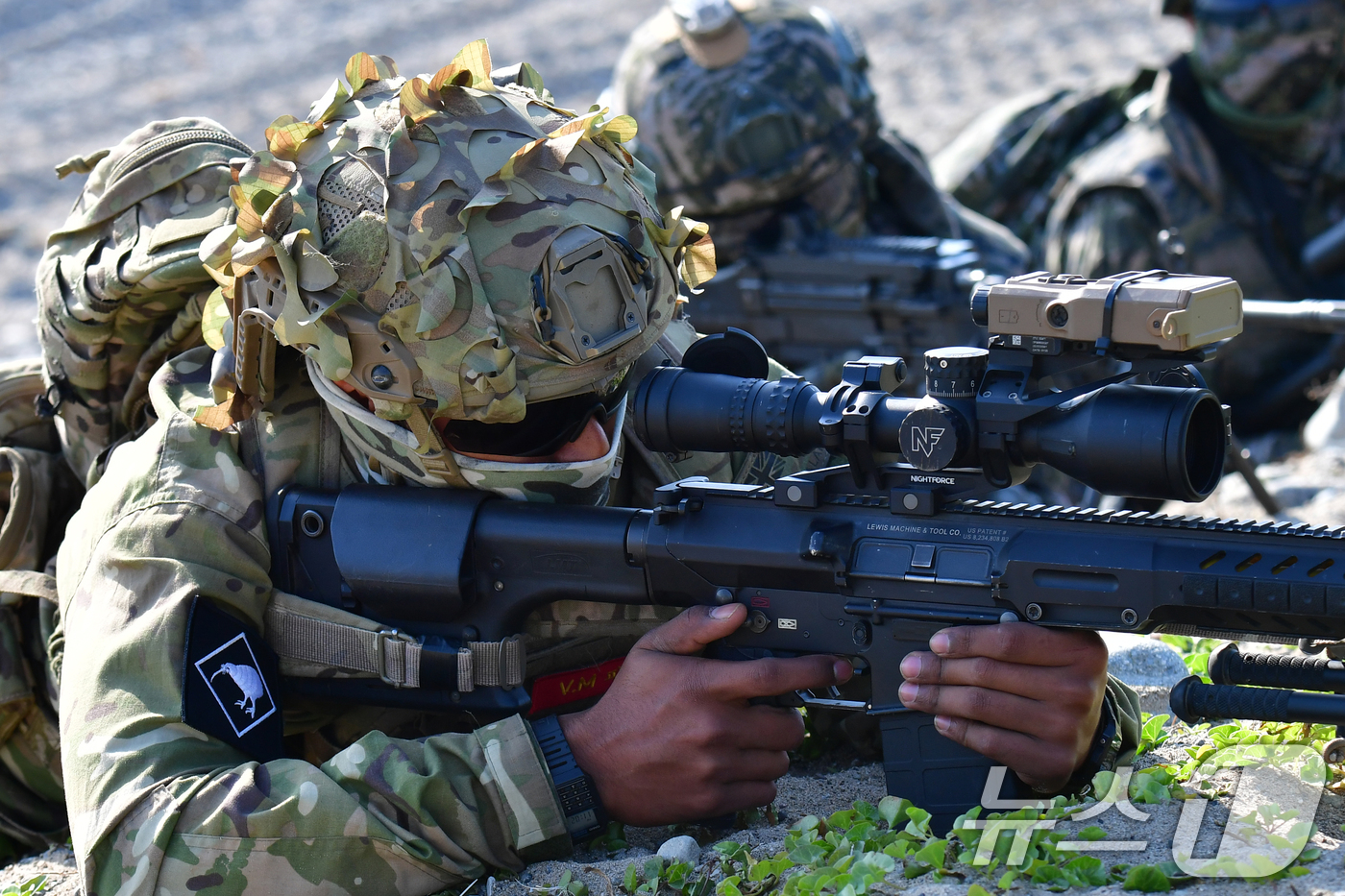 (포항=뉴스1) 최창호 기자 = 27일 오전 경북 포항시 송라면 해안에서 실시된 2026년 해병대 연합상륙훈련에서 해병대상륙돌격장갑차로 해안에 상륙한 뉴질랜드 육군 병력이 해안 두 …
